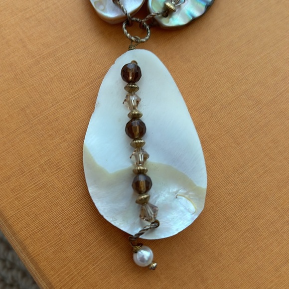 Mother of pearl statement necklace - Picture 3 of 5